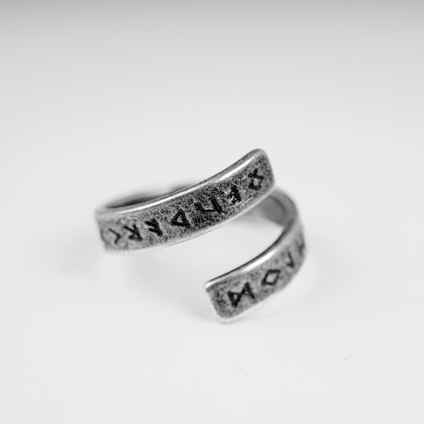 Hierarchy Studios -  Runic Circle Vintage Ring